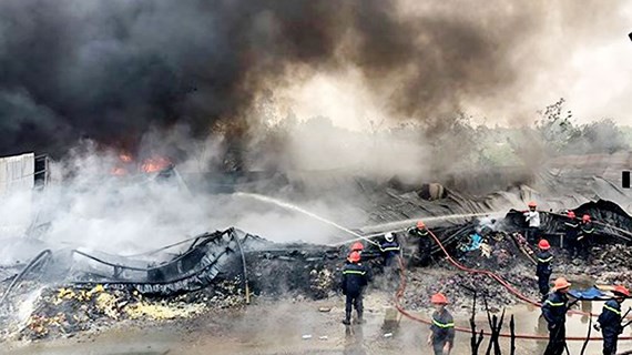 消防隊聞訊趕抵現場，奮勇將火勢撲滅。（圖源：志石）