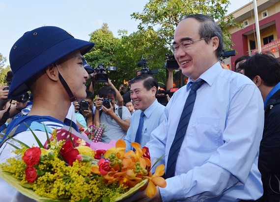 市委書記阮善仁及市人委會主席阮成鋒親切勉勵入伍青年。