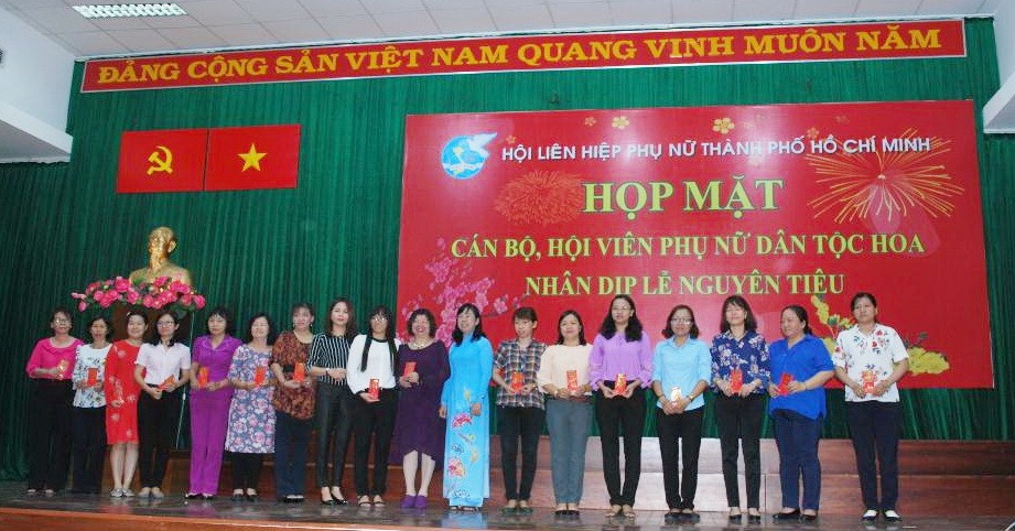 獲得表彰的華人婦女幹部。