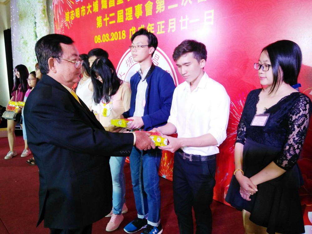 常務副理事長黃尊海代表理事會頒獎給各優秀生。