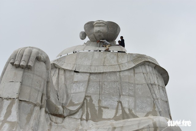 MGA公司已調動約10名工人進行拆除該塑像頭部。（圖源：寶斗）