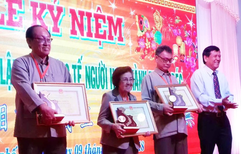 市祖國陣線委員會副主席葉文三向該會及個人頒發了市委的表彰狀。