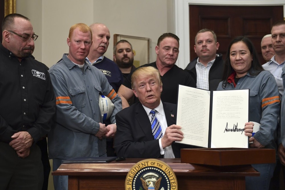 特朗普在白宮簽署鋼鋁關稅公告。（圖源：互聯網）