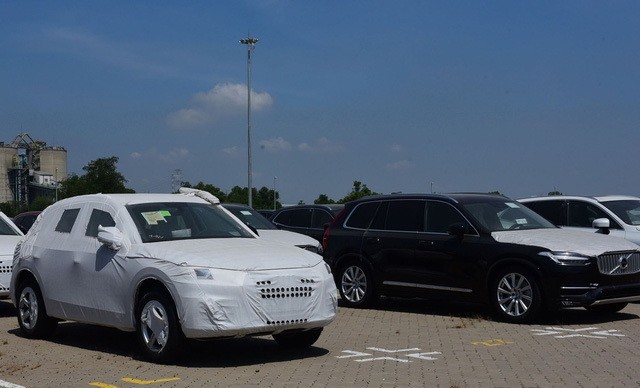 一批43輛瑞典豪華汽車已抵達協福港，但由於116號《議定》的羈絆，因此未能通關。（圖源：如萍）