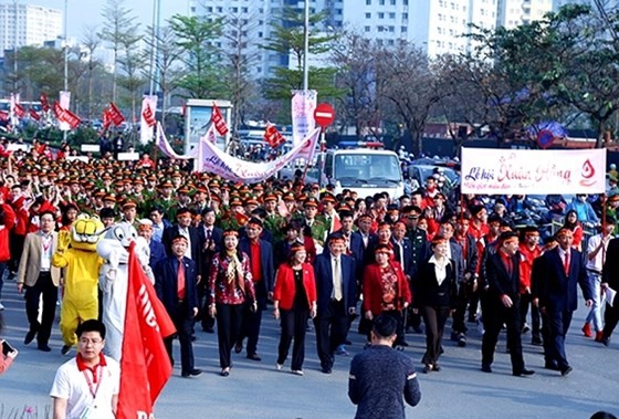 河內民眾參加「春紅節」宣 傳遊行。