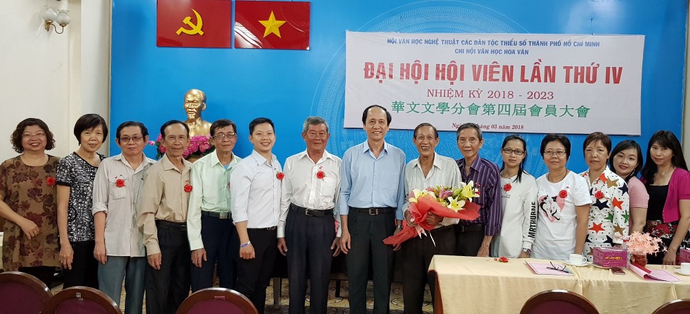 新一屆執委與各代表合照。