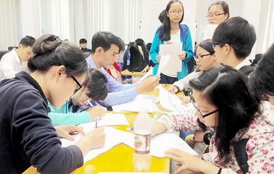 考生正在辦理報考手續。