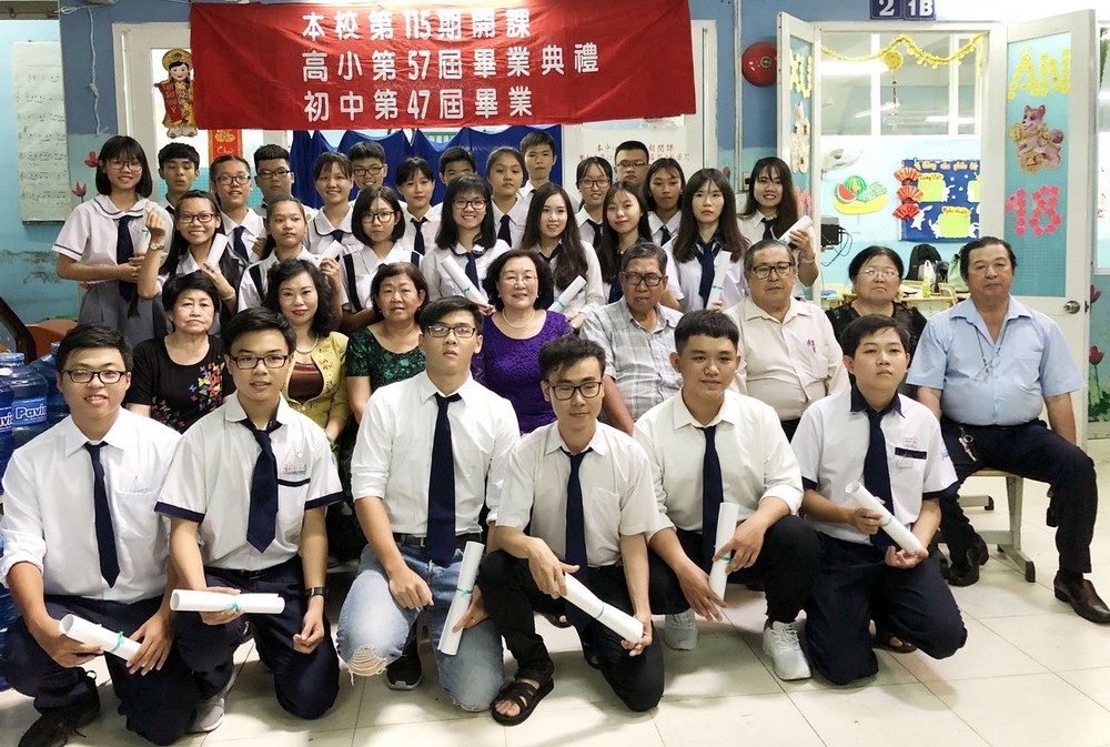 校委及老師與畢業生合照。