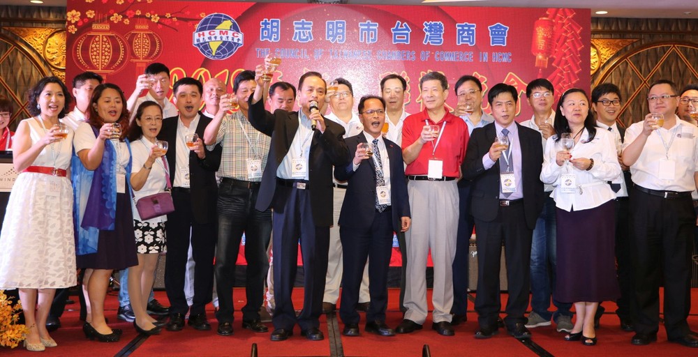 本市台灣商會各位理事向嘉賓敬酒。