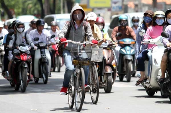 據中央水文氣象預報中心稱，南部區域，近熱帶高峰強有力活動，導致南部天氣炎熱和乾燥。市民外出時都穿上防熱衣、戴上口罩防止強烈的光線直接照射。（示意圖源：互聯網）