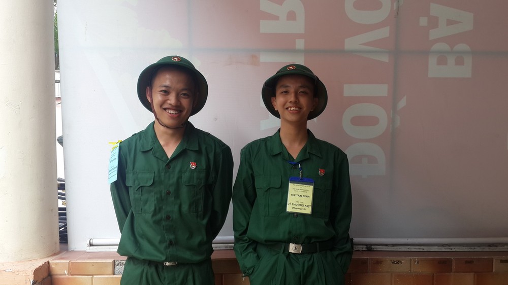 劉冠麟與黃輝在入伍儀式上合照。