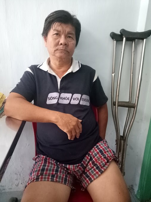 李玉貴必須靠拐杖方能慢慢行動。