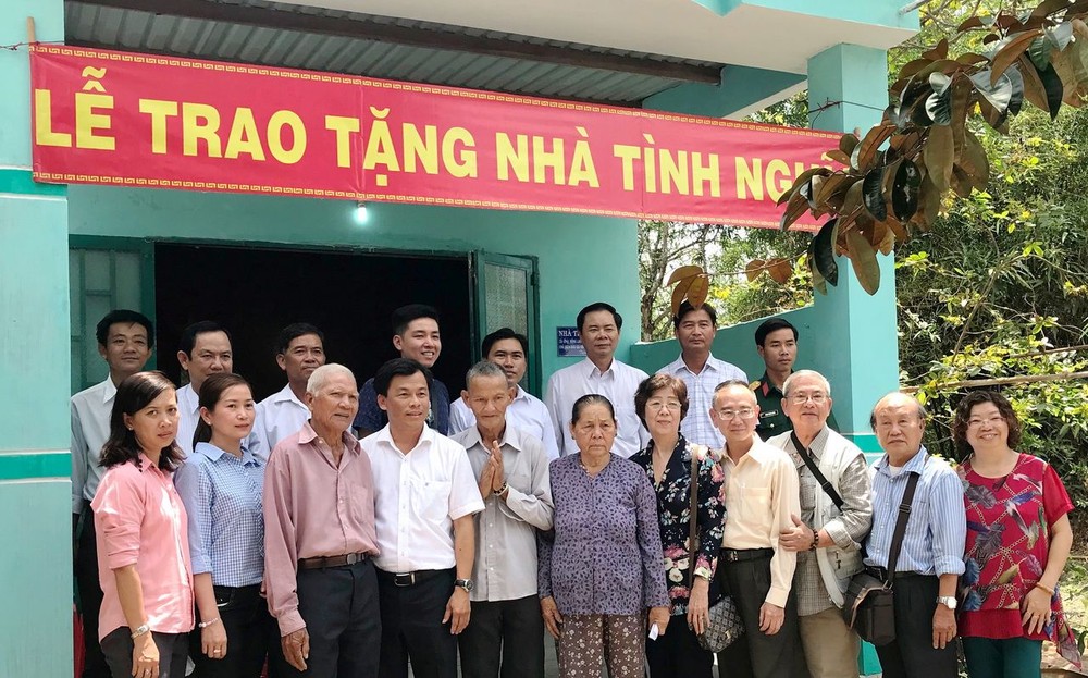 各代表出席移交情義屋時合照。