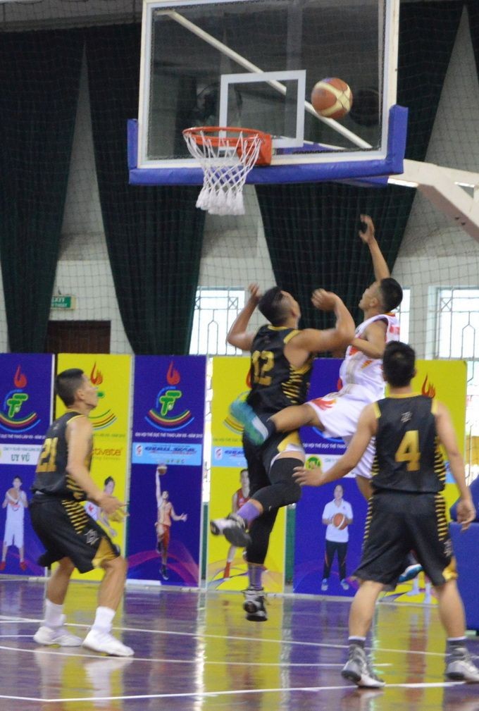 富潤郡（黑衣）對平盛郡比賽一瞥。