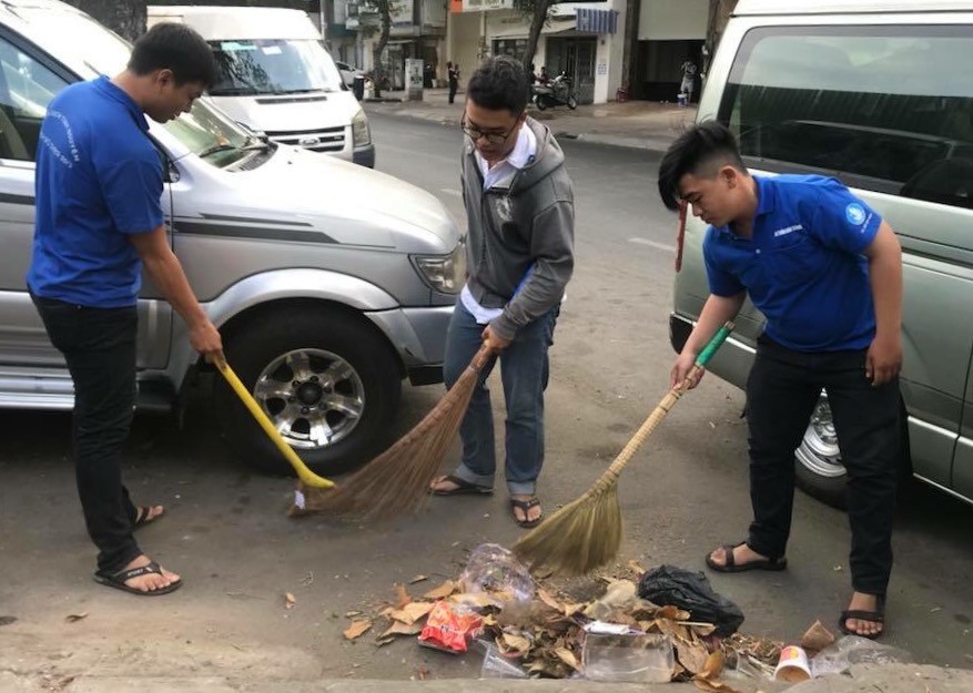 第五郡志願者參加打掃街道。
