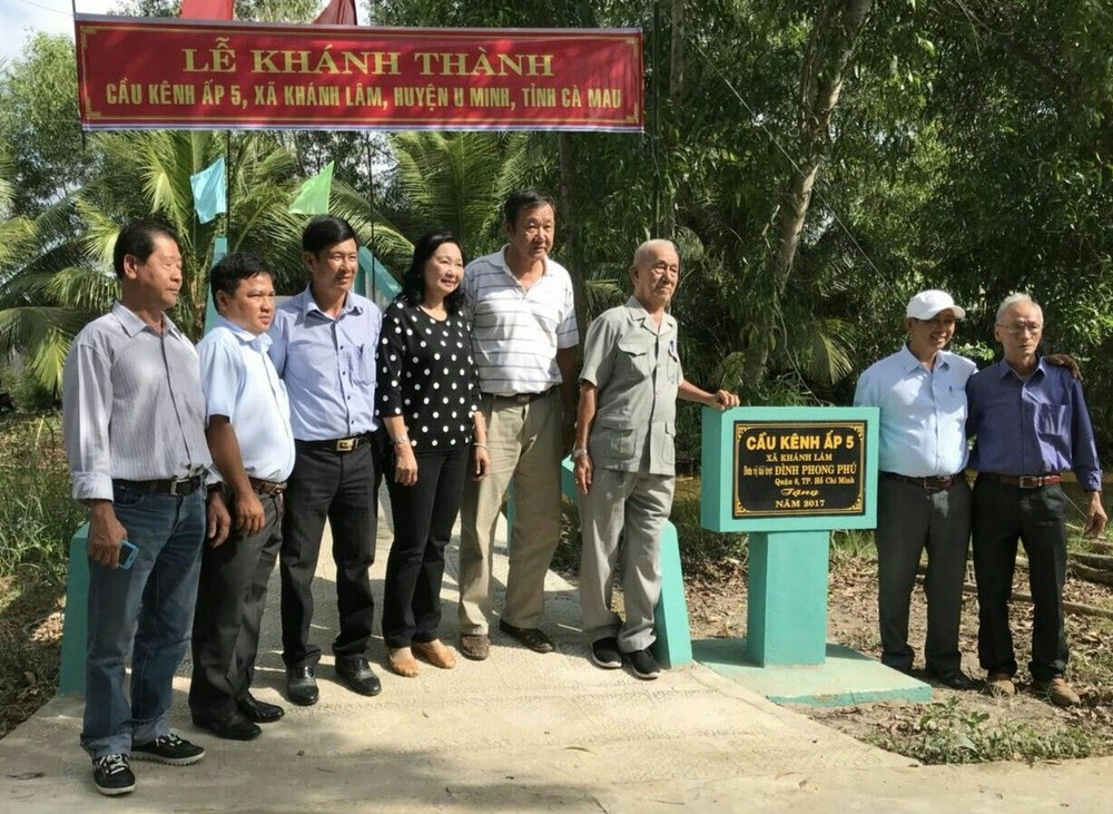 豐富會館理事會同第八郡和慶林鄉領導 在第五邑涌橋的落成儀式上。