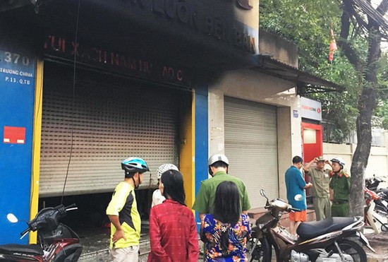 警察須橇開捲門，控制火勢和解救受困者