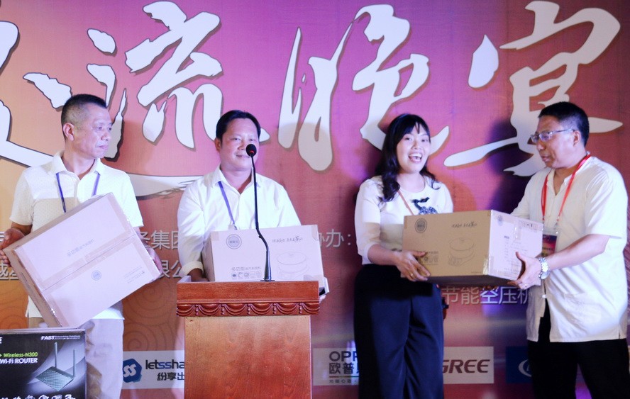 張殿生總經理向幸運中獎者頒獎。