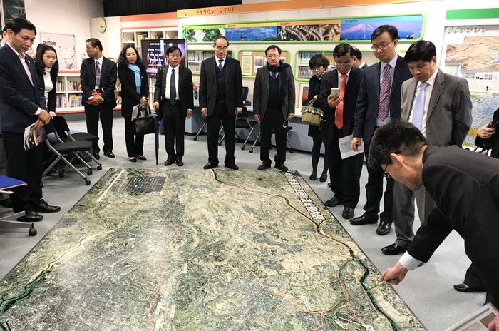 市委書記阮善仁參觀世界最大地下排水系統 ảnh 1