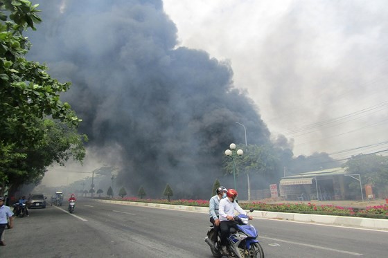 火警現場滾滾濃煙，許多毗連的住房被火勢籠罩。