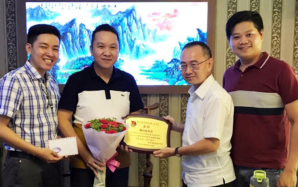 本報共青團向林日民先生(左二)贈送感謝狀。