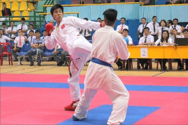 黎明順選手（左）在比賽中。