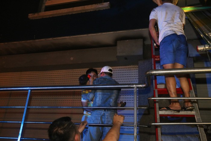 多人在Carina公寓火勢中驚慌咆哮 ảnh 1