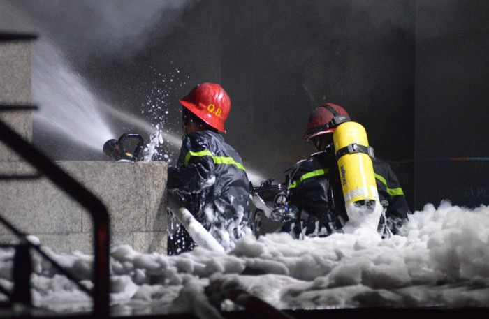 职能力量及時趕抵現場致力控制火勢。（圖源：黎潘）