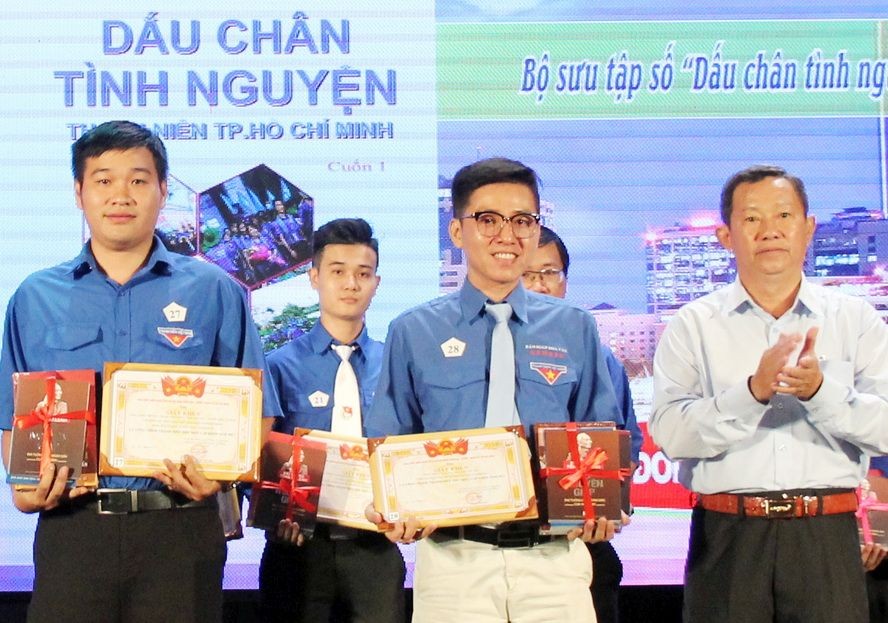 本報共青團書記曾廣健(右二)領獎。