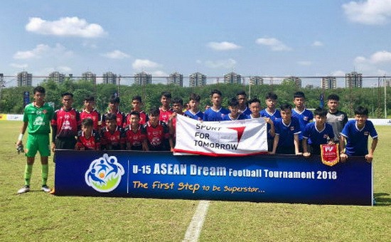 越南－泰國兩隊球員合照。