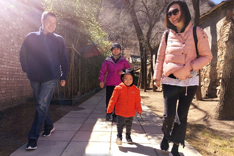 見到老鄉裡人人滿臉春風，生命火花從容綻放。（示意圖源：互聯網）