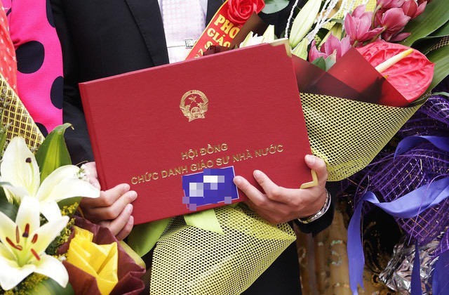 若干教授副教授申請退出審核名單。圖為由國家教授職稱委員會在文廟頒授的某一副教授證書。（示意圖源：阮慶）