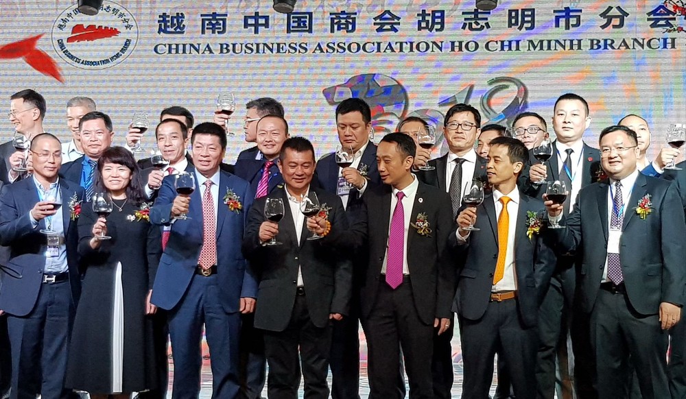 會長翁明照（前排左三）與各副會長和理監事上台敬酒。