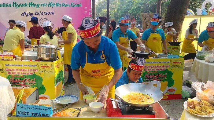 女工參加做餅比賽。 