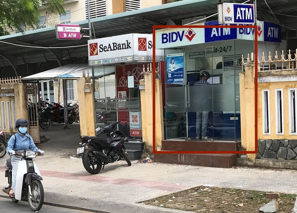 BIDV櫃員機被兩名外籍人暗設視頻攝錄客戶的密碼輸入操作。