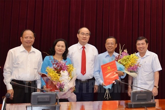 新任市委組織處主任阮氏麗(左二)、新任市委民運處主任阮友協(右二)與市領導合照。（圖源：市黨部新聞網）