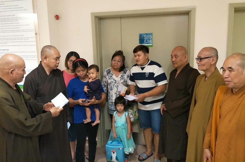 代表們探望受傷居民。