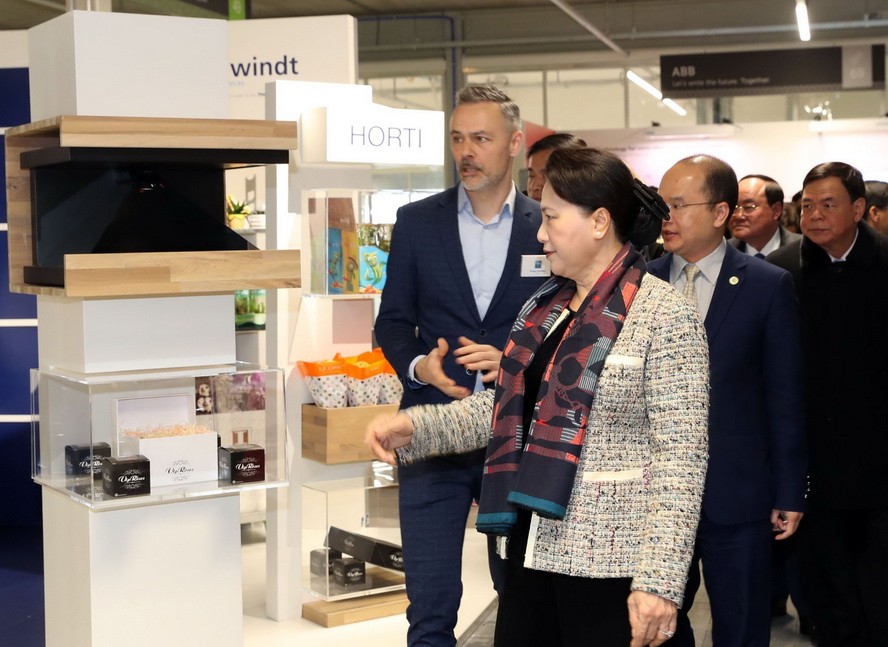 國會主席阮氏金銀探訪高新科技農業中心。（圖源：仲德）