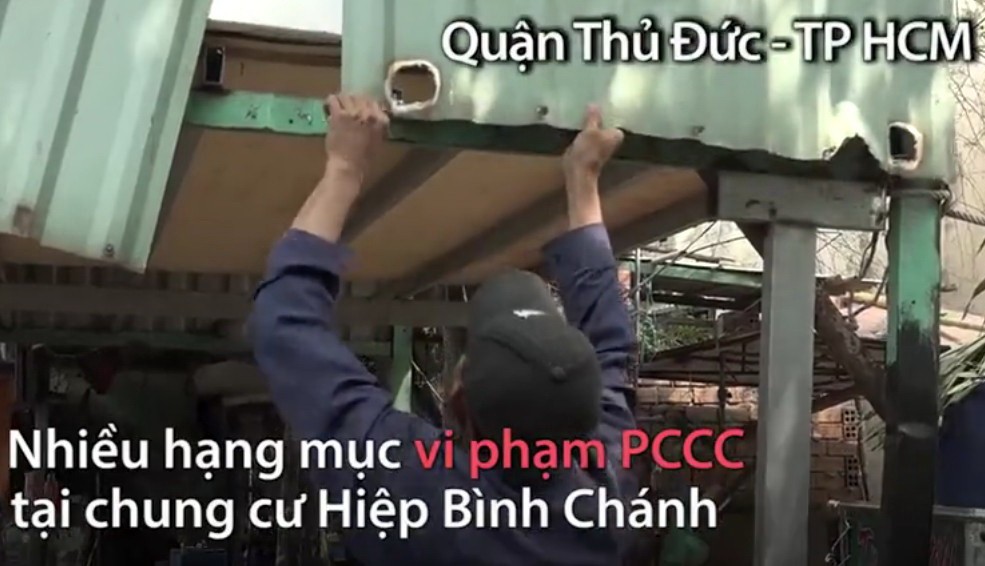 守德郡要求公寓居民拆除消防障礙物。（圖源：越南快訊視頻截圖）
