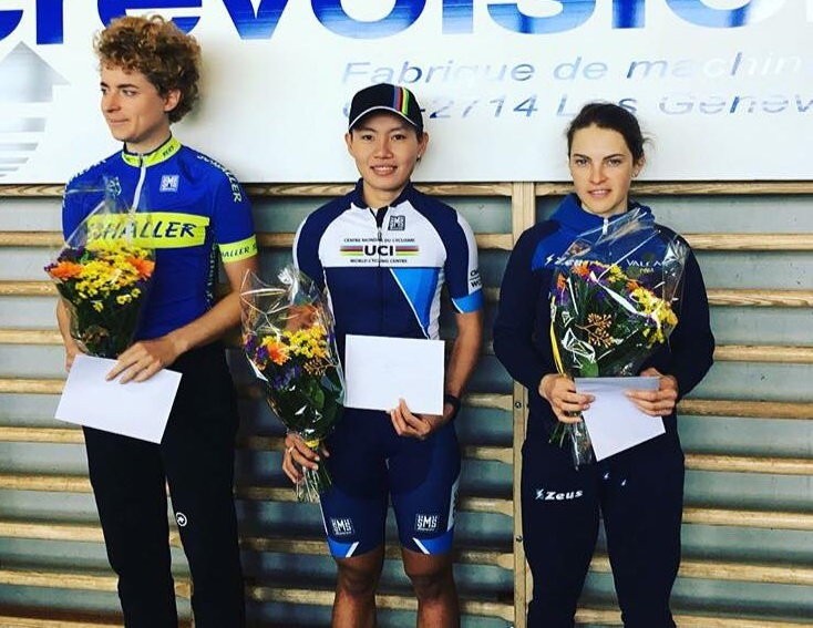 阮氏實（中間）在頒獎儀式上。