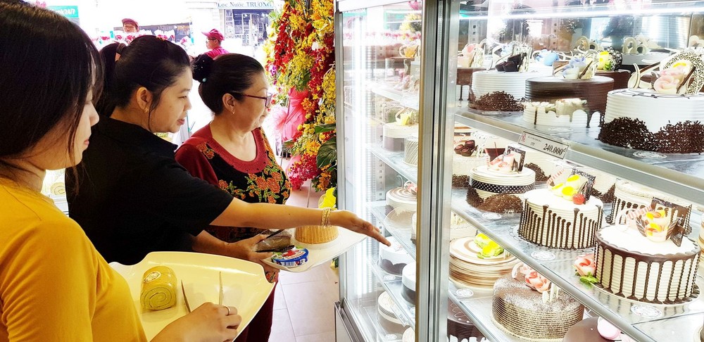 喜臨門員工向顧客介紹餅糕。