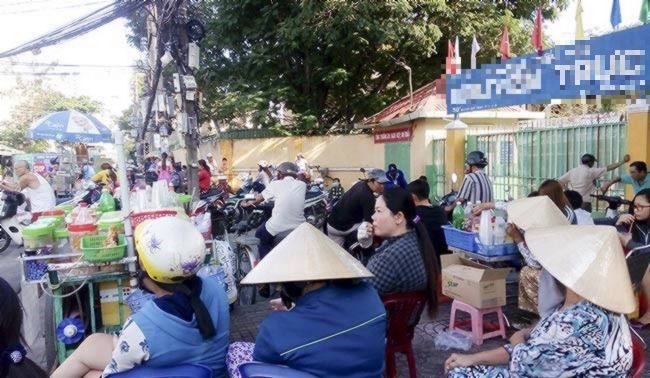 校門前路邊食物攤讓人憂心。（示意圖源：互聯網）