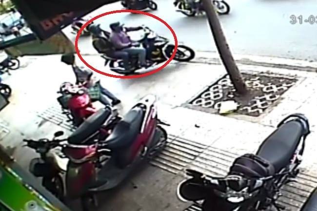 兩匪徒搶劫銀行不遂潛逃。（圖源：監控視頻截圖）