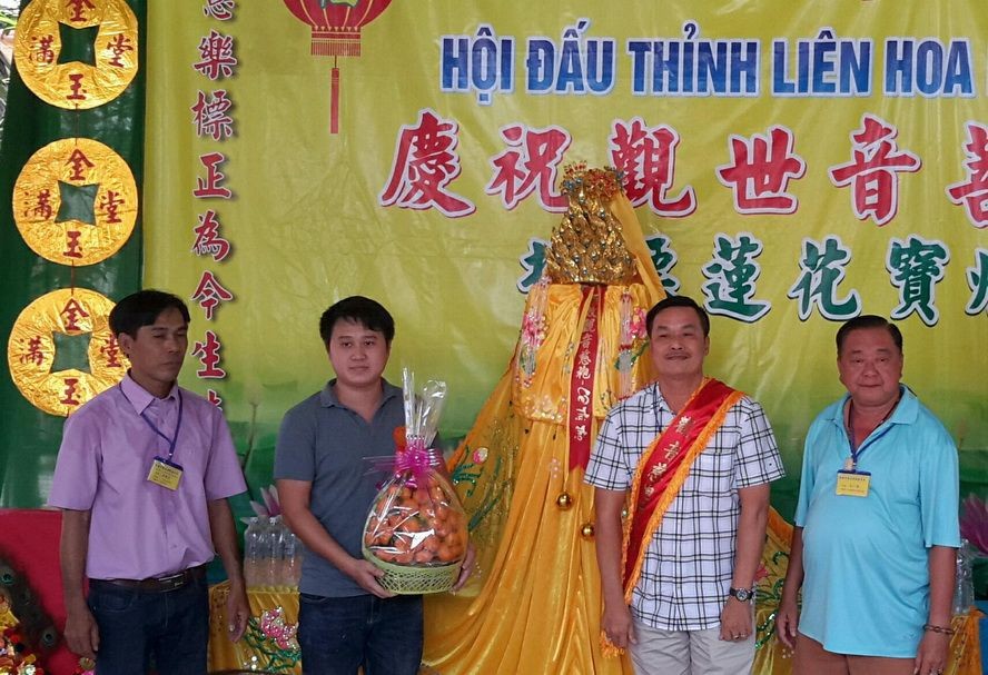 陳昶霖(右二)投得觀音慈袍- 金花-大香。