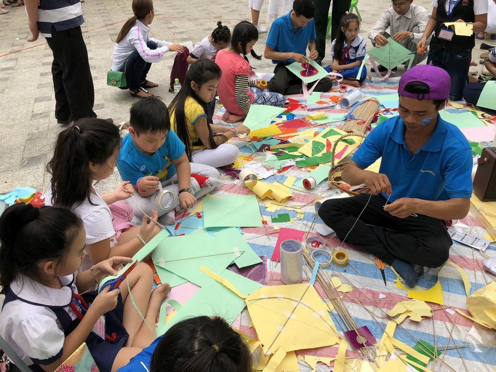 小朋友們一起學做風箏。