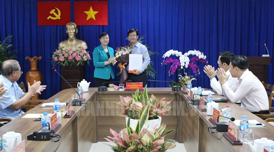 市委副書記阮氏決心向李晉和同志頒發出任第四郡委副書記的《決定》。（圖源：市黨部新聞網）