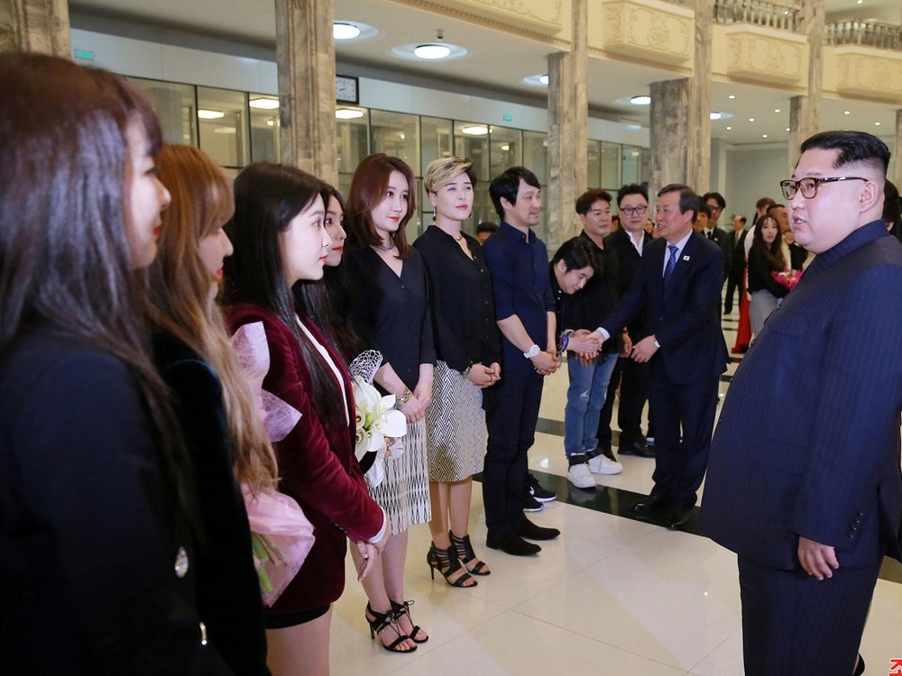 與韓國女團Red Velvet交談。（圖源：韓聯社）