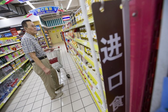 客戶正在挑選進口商品。（圖源：新華網）