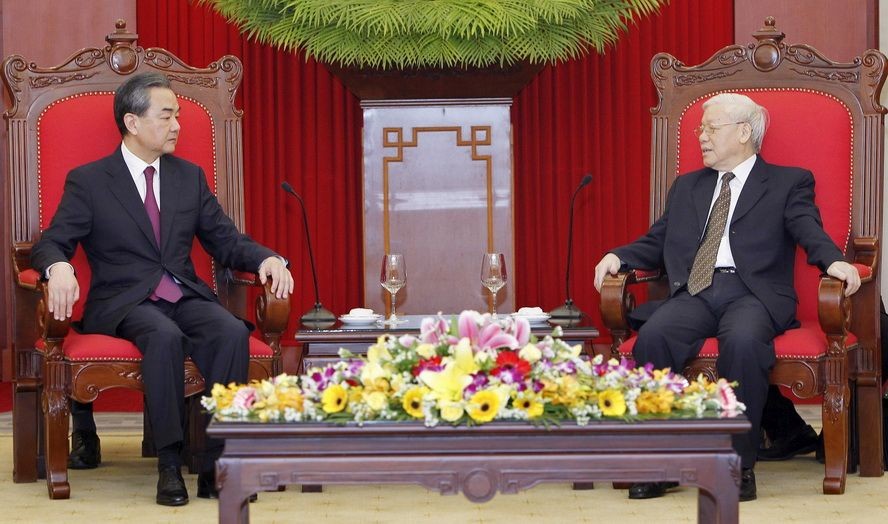 阮富仲總書記(右)接見王毅同志。（圖源：林慶）