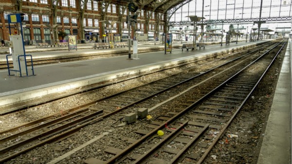罷工前夜，法國北方里爾市火車站內空無一人。（圖源：AFP）